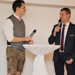 Bild enthält, Crowd, Person, Blazer, Adult, Male, Man, Shirt, Audience, Tie, Shorts