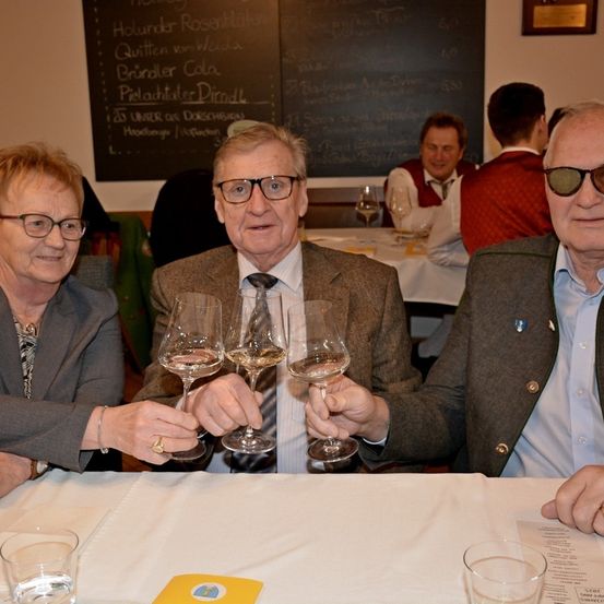 Bild enthält, Sunglasses, Glass, Adult, Male, Man, Person, Table, Dining Table, Face, Suit