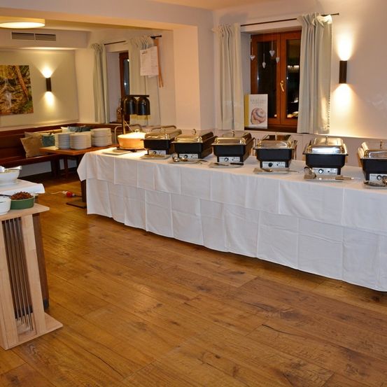 Bild enthält, Wood, Floor, Flooring, Indoors, Interior Design, Hardwood, Cafeteria, Restaurant, Meal, Building