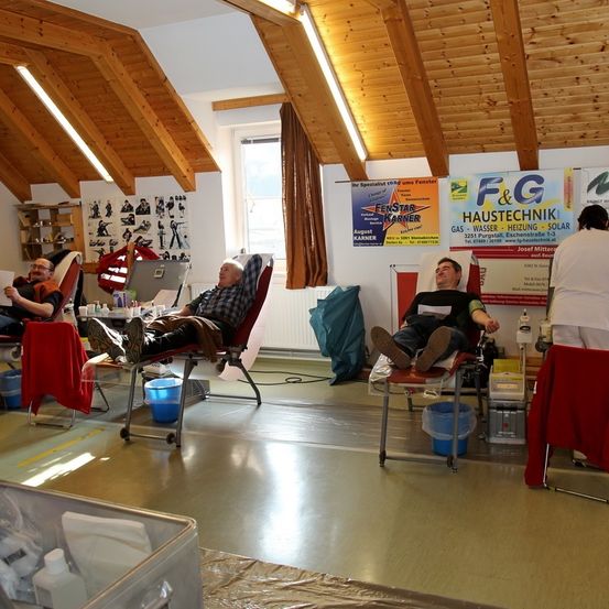 Bild enthält, Indoors, Person, Adult, Male, Man, Building, Barbershop, Beauty Salon, Shoe, Chair
