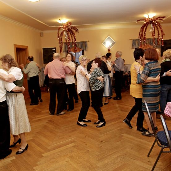 Bild enthält, Floor, Flooring, Dancing, Person, Adult, Female, Woman, Wood, Male, Man