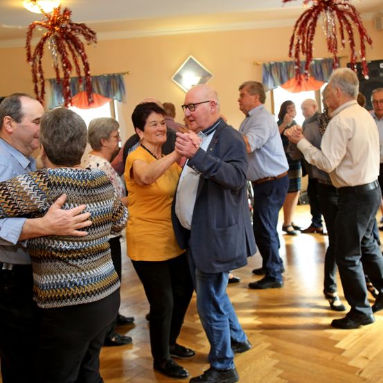 Bild enthält, Dancing, Person, Adult, Female, Woman, Male, Man, Flooring, Shoe, Dance Pose