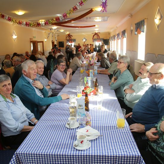 Bild enthält, Indoors, Restaurant, Food Court, Linen, Dining Table, Dining Room, Adult, Male, Man, Person