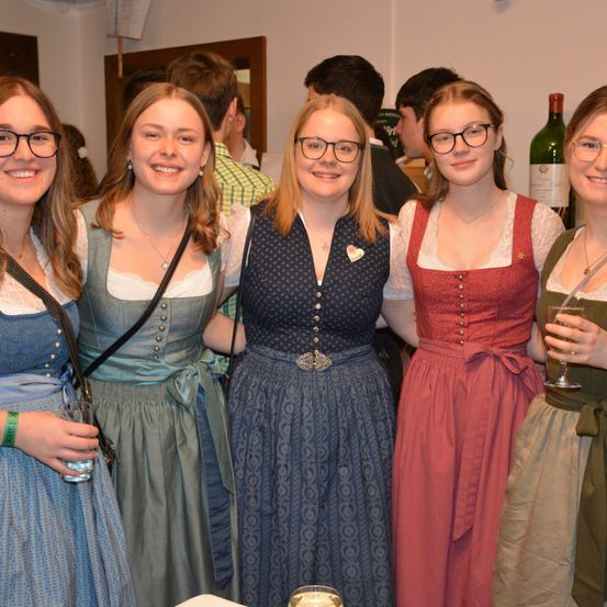 Bild enthält, Dress, Formal Wear, Evening Dress, Adult, Female, Person, Woman, Bride, Face, Glasses