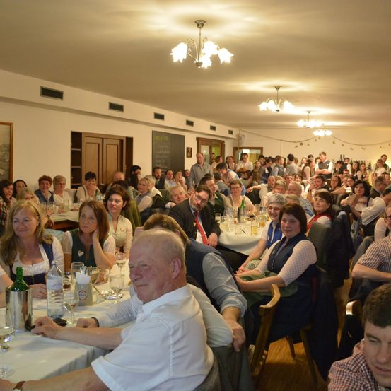 Bild enthält, Adult, Female, Person, Woman, Male, Man, Dining Room, Dining Table, Reception Room, Restaurant