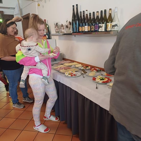 Bild enthält, Meal, Restaurant, Adult, Female, Person, Woman, People, Baby, Buffet, Cafeteria
