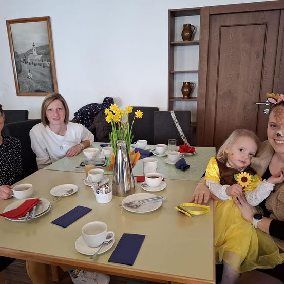 Bild enthält, Dining Room, Dining Table, Table, People, Person, Brunch, Tabletop, Adult, Female, Woman