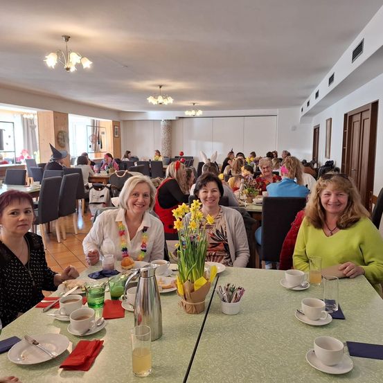 Bild enthält, Brunch, People, Person, Adult, Female, Woman, Indoors, Restaurant, Dining Room, Cafeteria