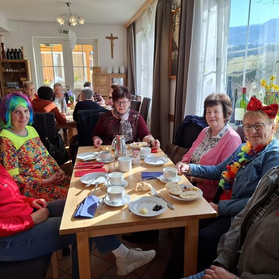 Bild enthält, Dining Room, Dining Table, Table, Adult, Female, Person, Woman, Portrait, Restaurant, People