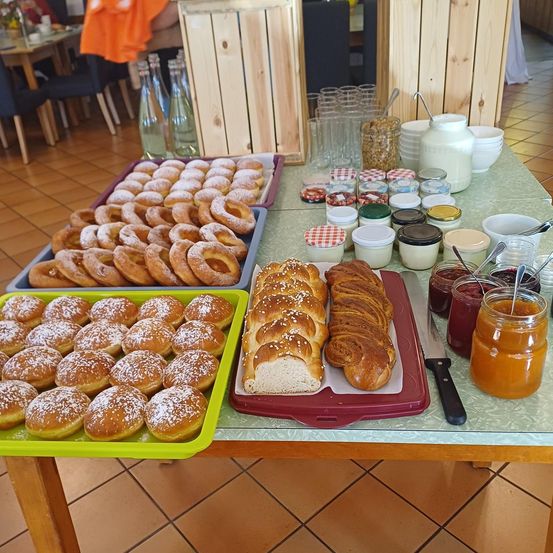 Bild enthält, Brunch, Food, Shop, Bread, Boy, Child, Male, Person, Bakery, Head