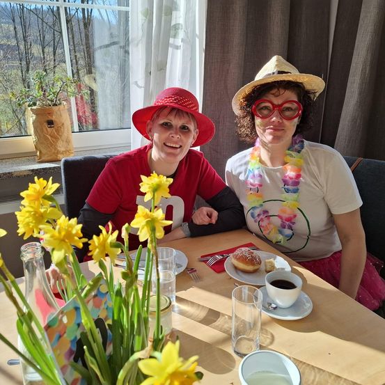 Bild enthält, Dining Room, Dining Table, Table, Potted Plant, Person, Portrait, Flower, Flower Arrangement, Brunch, Woman