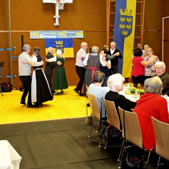 Bild enthält, Adult, Female, Person, Woman, People, Male, Man, Cafeteria, Restaurant, Flooring