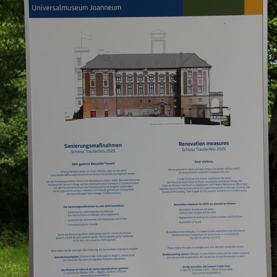 Ein Plakat für das Universalmuseum Joanneum. Es zeigt ein Gebäude, Sanierunsmaßnahmen Schloss Trautenfels 2025. Das Plakat beinhaltet Renovierungsmaßnahmen für 2025. Das Museum ist vom 12. April bis 31. Oktober geöffnet.