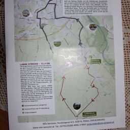 Eine Wanderkarte zeigt eine Route namens Lange Strecke, 12,4 km, die von FF Gobelsburg startet. Die Route führt über Schloss Straße, entlang der Gobelsburger Hauptstraße, dann links auf den Loisbach-Weg zum Spielplatz Promenadensiedlung. Sie folgt dann der Johann Karoli-Straße und verläuft weiter entlang des Bahnhofs Langelndorf. Links führen zur Johann Bruckner-Straße und weiter zum Campingplatz.