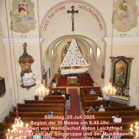 Der Innenraum einer Kirche mit Bänken, einem Kreuz und einem Altar. Über dem Altar hängt ein Banner mit einem Bootsbild. Am unteren Rand steht 'Beginn der HI.Messe um 8:45 Uhr'.