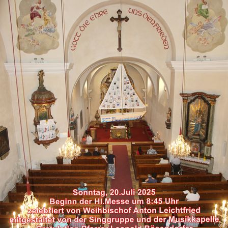 Der Innenraum einer Kirche mit Bänken, einem Kreuz und einem Altar. Über dem Altar hängt ein Banner mit einem Bootsbild. Am unteren Rand steht 'Beginn der HI.Messe um 8:45 Uhr'.
