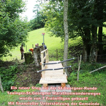 Ein neuer Weg auf der St. Georgner-Runde Texinger-St. Georgner Marathon-Wanderwegen wird von 7 Freiwilligen gebaut. Die Gemeinde bietet finanzielle Unterstützung.