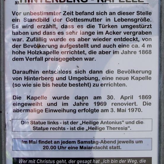 Eine Statue der Jungfrau Maria wurde in einem Feld vergraben gefunden und später restauriert. Sie wurde 1869 wieder eingeweiht und 1969 renoviert. Jeden Samstag um 20 Uhr findet eine Maiandacht statt. Die Statue links ist der Heilige Antonius und die rechts die Heilige Theresia.