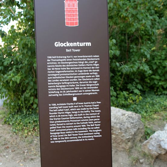 Im Jahr 1588 ließ Erzherzog Karl II. von Innerösterreich neben der Thomaskapelle einen freistehenden Glockenturm namens 'Liesl' errichten. Der Glockengießer Martin Hilger baute den 38 Meter hohen Turm im Kontext der Gegenreformation. Der Turm, der im 17. Jahrhundert vorwiegend protestantischen Landständen gegenüber stand, wurde um 1600 zum katholischen Glauben gezwungen. Der Glockenturm rettete den Glockenturm selbst vor dem Abriss im Jahr 1809. Im 20. Jahrhundert wurde das Schlossbergmuseum vorübergehend in seinen Räumen untergebracht.