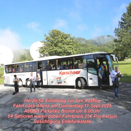 Ein Bus mit dem Namen 'Kerschner' ist in einer malerischen Gegend geparkt. Mehrere Personen steigen ein und aus. Das Bild hat einen Textüberlagerung mit Details über eine Seniorenausfahrt.
