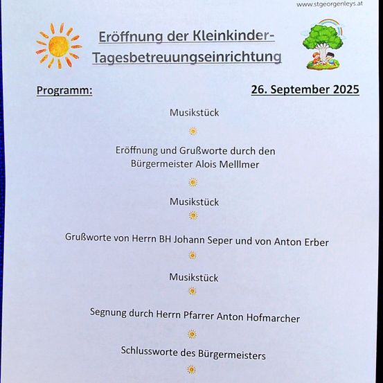 Ein Dokument kündigt die Eröffnung einer Kindertagesstätte am 26. September 2025 an. Das Programm umfasst ein Musikstück, Eröffnungs- und Begrüßungsworte des Bürgermeisters, ein weiteres Musikstück, Worte von Johann Seper und Anton Erber, ein Musikstück, eine Segnung durch Herrn Pfarrer Anton Hofmarcher und Schlussworte des Bürgermeisters.