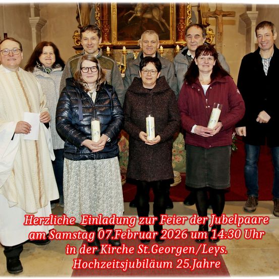 Eine Gruppe von Personen steht in einer Kirche, lächelt und hält Kerzen. Ein Priester ist unter ihnen, gekleidet in einer weißen Robe. Der Hintergrund umfasst einen goldenen Rahmen mit einem Gemälde und einem Kreuz. Der Text auf dem Bild lädt zur Feier der Jubiläumspaare am 7. Februar 2026 ein.