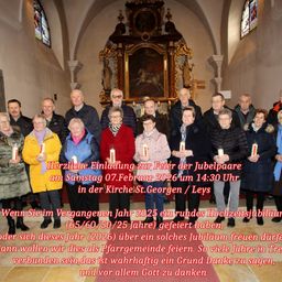 Eine Gruppe von Menschen steht in einer Kirche und hält Kerzen. Sie sind warm gekleidet. Eine festliche Botschaft lädt alle zur Feier der Jubiläumspaare am Samstag, 7. Februar 2026 um 14:30 Uhr in der St. Georgen/Leys Kirche ein.