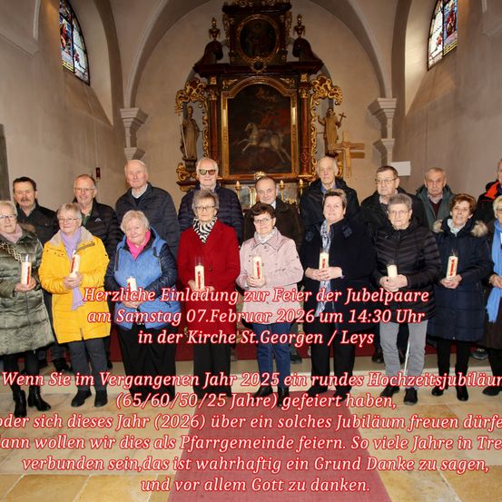 Eine Gruppe von Menschen steht in einer Kirche und hält Kerzen. Sie sind warm gekleidet. Eine festliche Botschaft lädt alle zur Feier der Jubiläumspaare am Samstag, 7. Februar 2026 um 14:30 Uhr in der St. Georgen/Leys Kirche ein.
