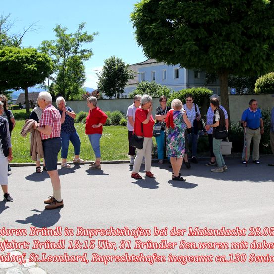 Eine Gruppe Senioren trifft sich am 28. Mai am Brundl in Ruprechtshofen. Brundl öffnet um 13:15 Uhr, 31 Brundler sind anwesend, insgesamt etwa 130 Senioren aus Dorf, St. Leonhard und Ruprechtshofen.