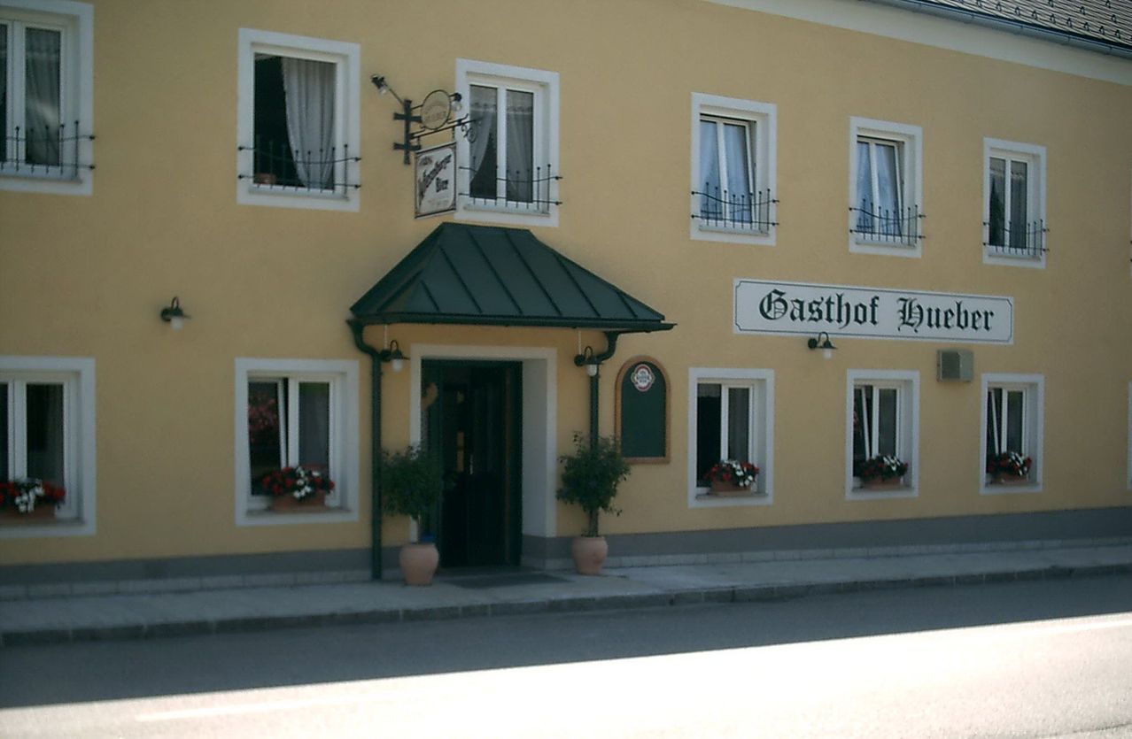 Bild enthält, City, Road, Street, Urban, Building, Hotel, Plant, Window, Monastery, Potted Plant