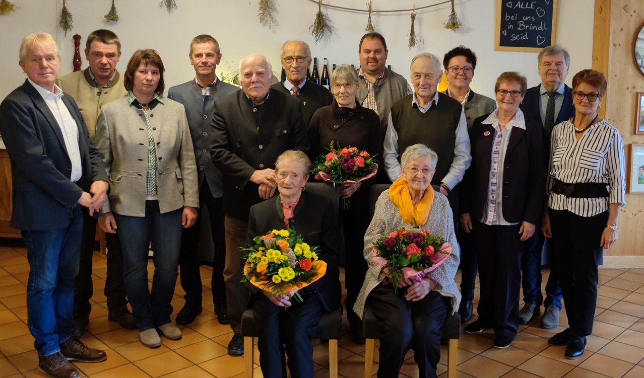 Bild enthält, Flower, Flower Arrangement, Flower Bouquet, Groupshot, Person, People, Adult, Male, Man, Bride