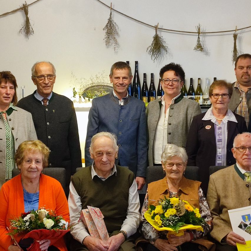 Bild enthält, Flower, Flower Arrangement, Flower Bouquet, People, Person, Adult, Male, Man, Groupshot, Bride