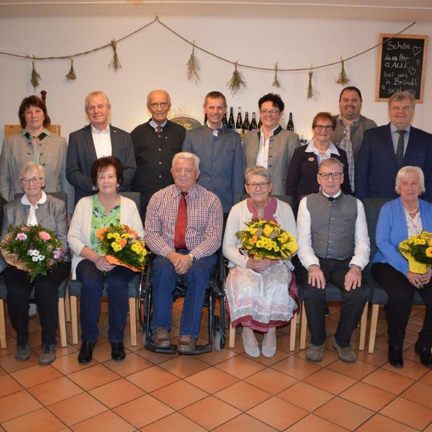 Bild enthält, Flower, Flower Arrangement, Flower Bouquet, Blazer, Jacket, People, Pants, Potted Plant, Groupshot, Portrait