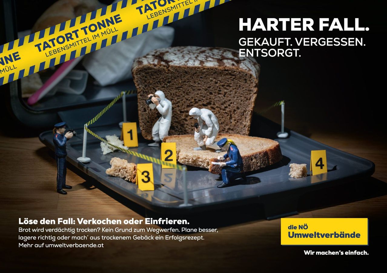 Eine Werbung zeigt Brot mit Polizeiband um es herum, mit winzigen Figuren von Polizisten, die untersuchen. Der Text lautet 'Harter F. gekauft. Entsorgt.' Der Slogan 'Fall: Verkoken oder Einfrieren' ist sichtbar.