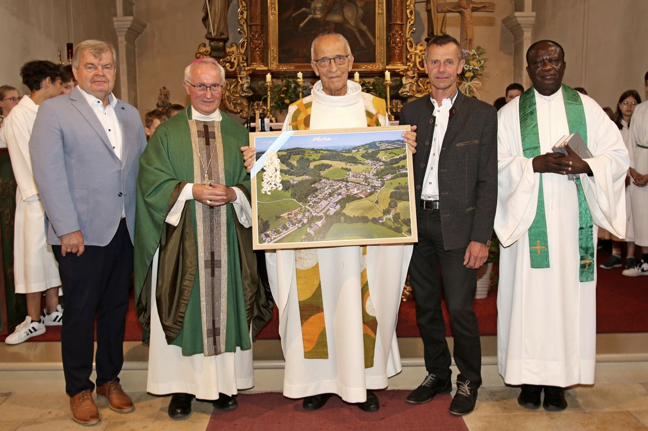 Pfarrmesse in Oberösterreich: Bischof und Pfarrer mit Luftbild-Geschenk