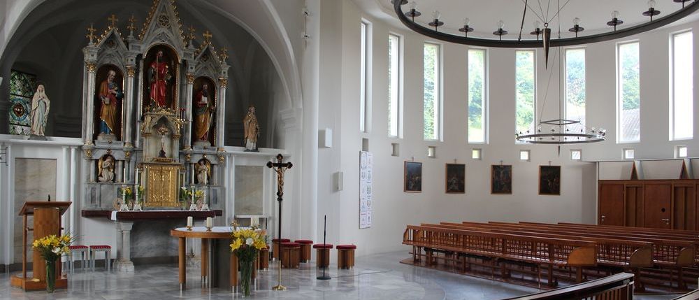 Bild enthält, Altar, Architecture, Building, Church, Prayer, Indoors, Chapel, Person, Chandelier