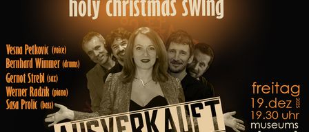 Werbeposter für eine Weihnachtsveranstaltung mit einer Band, die von einer Frau gehalten wird, auf dem ein Schild steht, das 'AUSVERKAUFT' bedeutet. Die Bandmitglieder sind mit ihren Instrumenten aufgeführt. Die Veranstaltung findet am 19. Dezember um 19:30 Uhr statt.