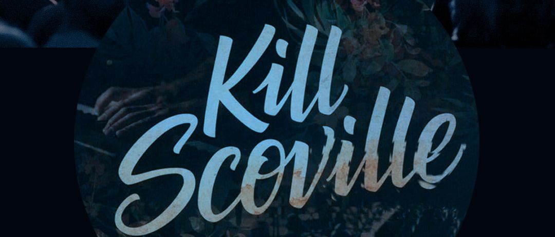 Eine Band spielt auf der Bühne mit Musikinstrumenten vor einem Publikum. Der Text lautet 'Kill Scoville Freitag 17. Juli 2026 19:00 Uhr'.