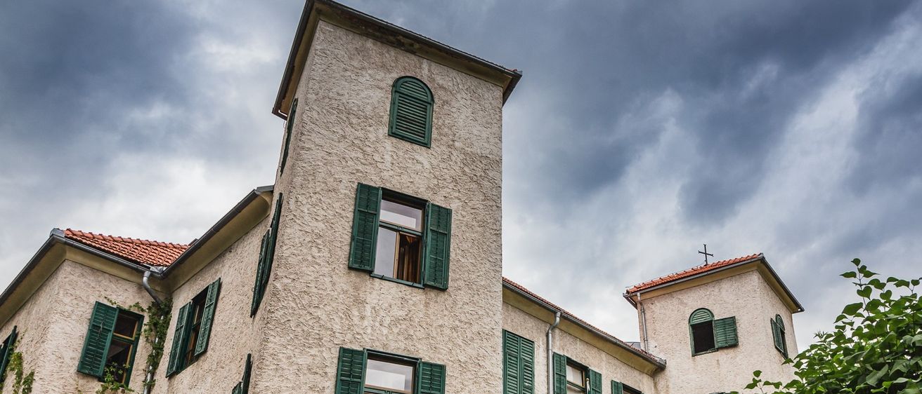 Bild enthält, City, Urban, Apartment Building, Architecture, Building, High Rise, Window, Home Decor, Housing, Condo