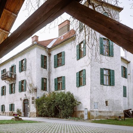 Bild enthält, City, Urban, Building, Housing, Bench, House, Road, Apartment Building, Street, Porch