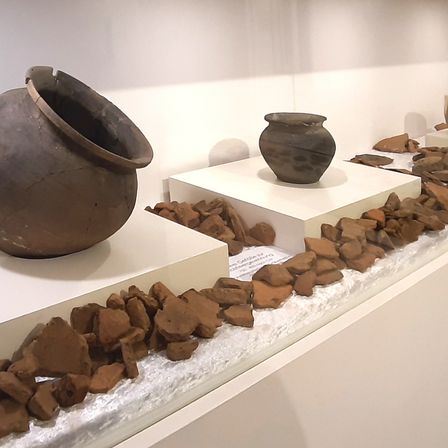 Bild enthält, Cookware, Pot, Architecture, Building, Indoors, Museum