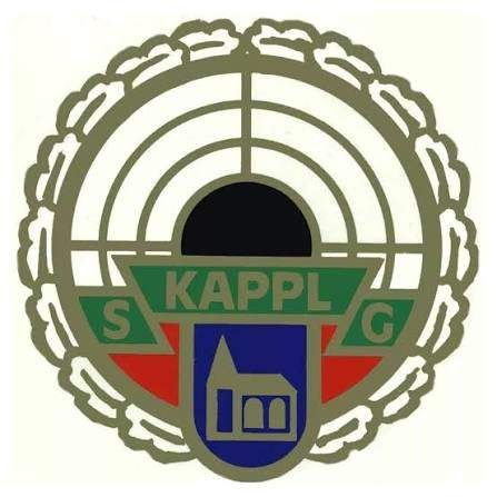 Ein kreisförmiges Emblem mit einem Seilrand, das einen zentralen schwarzen Kreis, grüne und rote Streifen und einen blauen Schild mit einem Gebäudesymbol aufweist. Der Schriftzug 'KAPPLG' steht in fetten Buchstaben über dem Schild.