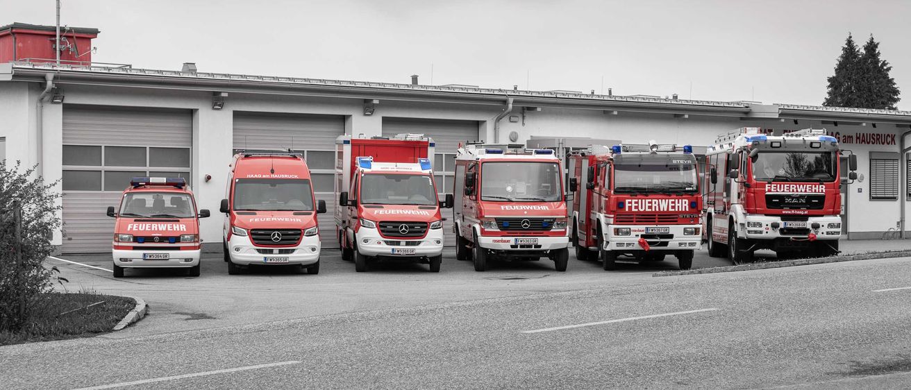Bild enthält, Transportation, Vehicle, Truck, Fire Station, Fire Truck, Moving Van, Van, Bicycle, Car
