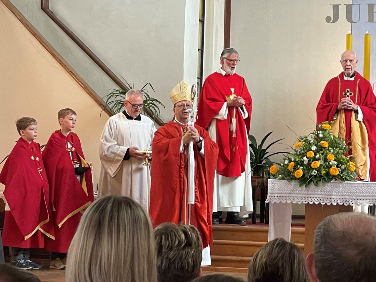 Bild enthält, Person, Priest, Adult, Male, Man, Child, Female, Girl, Face, Bishop