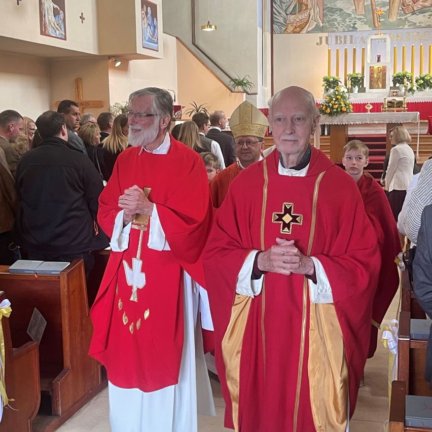 Bild enthält, Person, Priest, Adult, Male, Man, Face, Head, Formal Wear, Suit, Prayer