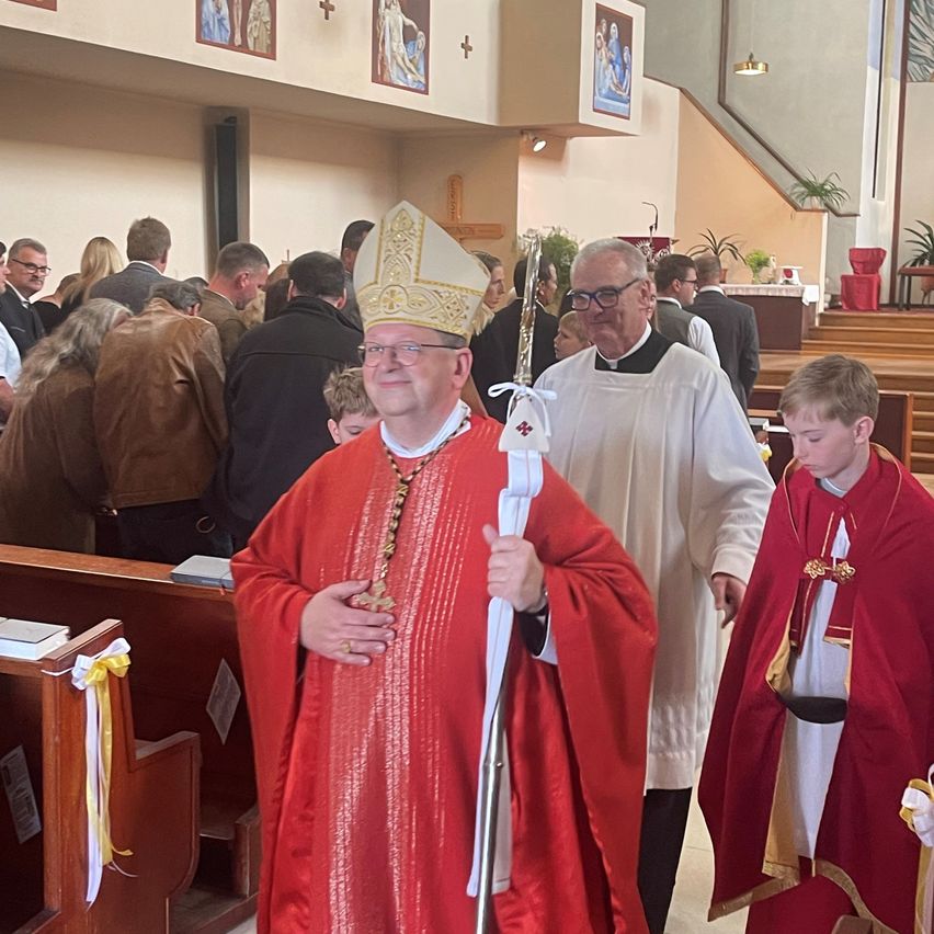 Bild enthält, Adult, Bride, Female, Person, Woman, Priest, Male, Man, Suit, Face