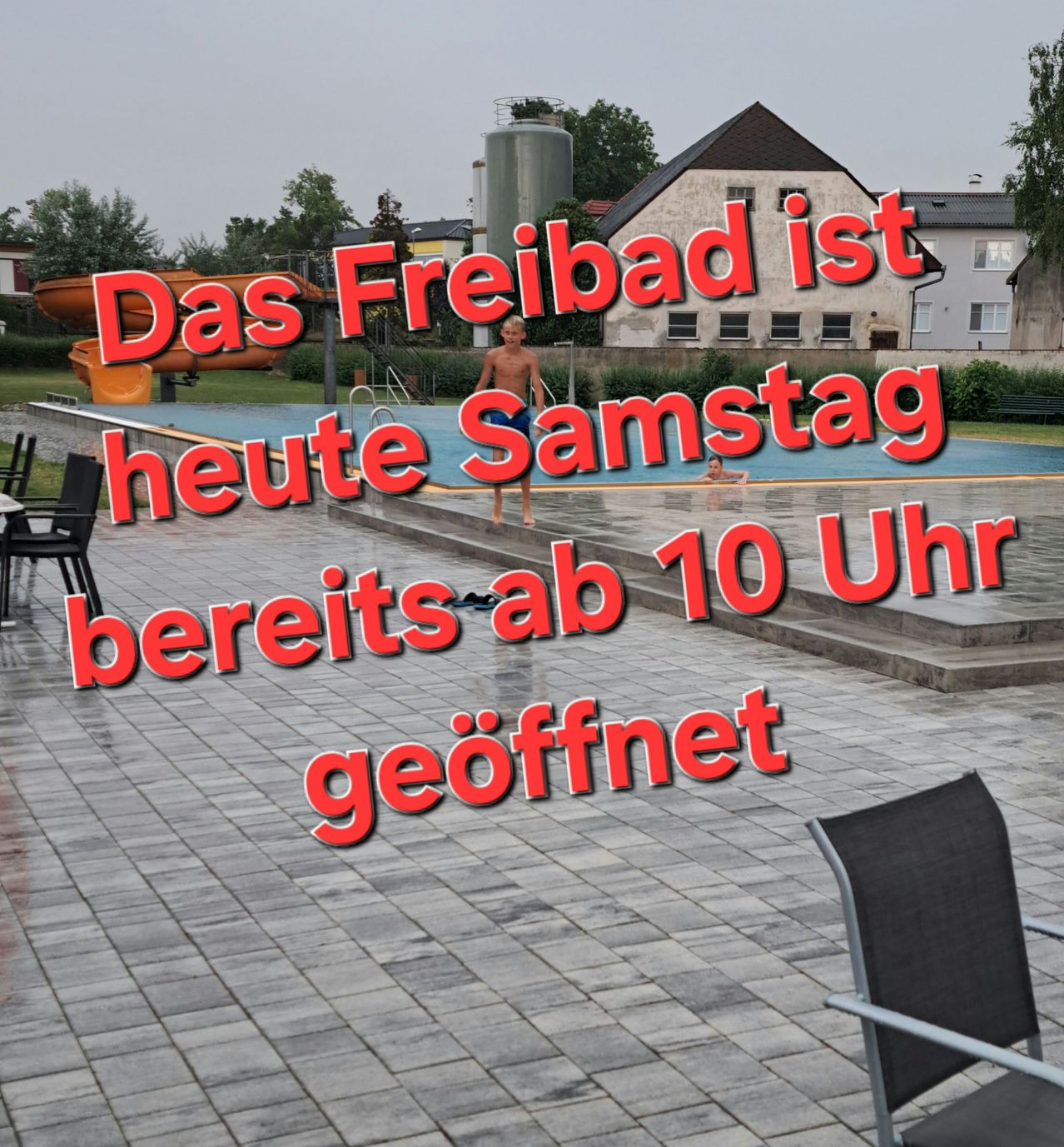 Ein Freibad mit Rutsche und einem Mann, der steht. Der Text lautet 'Das Freibad ist heute Samstag bereits ab 10 Uhr geöffnet'.