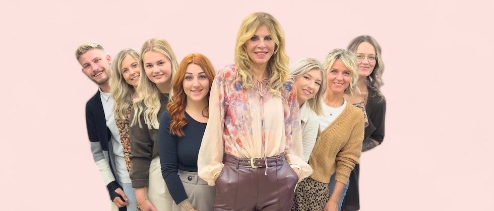 Bild enthält, Groupshot, Person, Face, Smile, Adult, Female, Woman, Blonde, Shoe, Coat