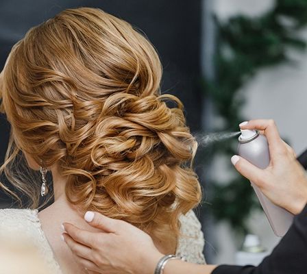 Bild enthält, Bottle, Cosmetics, Perfume, Medication, Pill, Hair, Person, Hairdresser