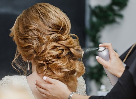 Bild enthält, Bottle, Cosmetics, Perfume, Medication, Pill, Hair, Person, Hairdresser